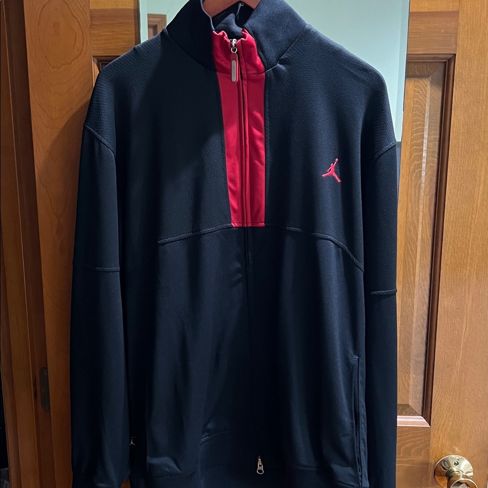 Jordan Black and Red Full-Zip Jacket
Dri-Fit
Excellent condition